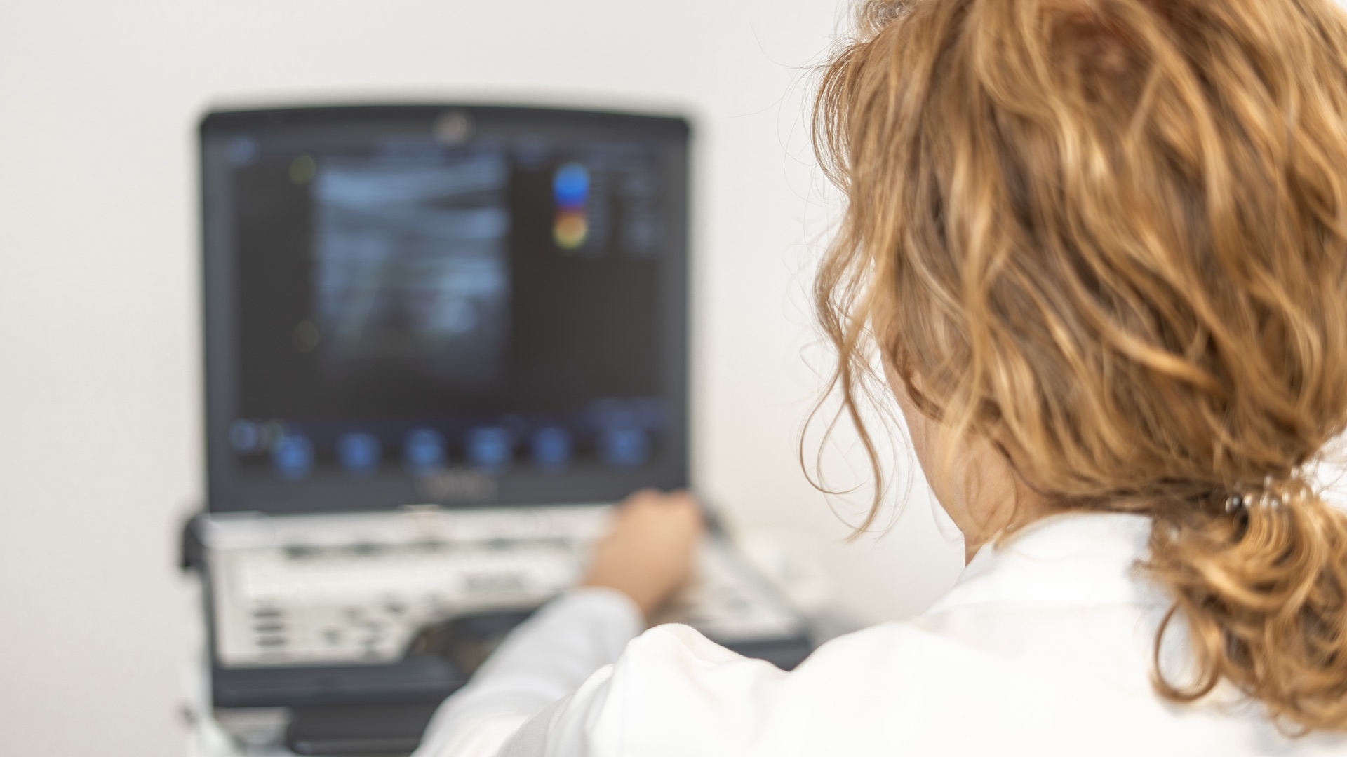 Priv.-Doz. Dr. Petra Dick bei einer Ultraschalluntersuchung der Gefäße